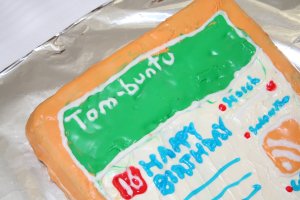 Tom-buntu Cake (top)